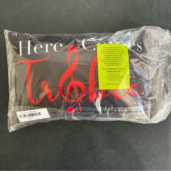 NWT Here Comes Treble Pillow Black Red By Manual Woodworkers & Weavers Music - Picture 1 of 8